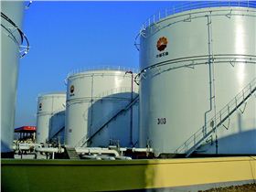 國(guó)際油價(jià)的低迷使中國(guó)的原油儲(chǔ)備大幅增加，如何進(jìn)行原油粗放型處理是亟需解決的問(wèn)題。