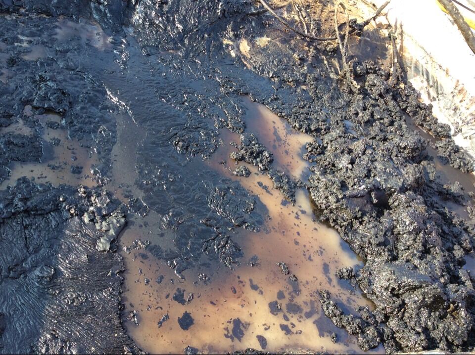 含油污水是原油、泥沙、水等的混合物。