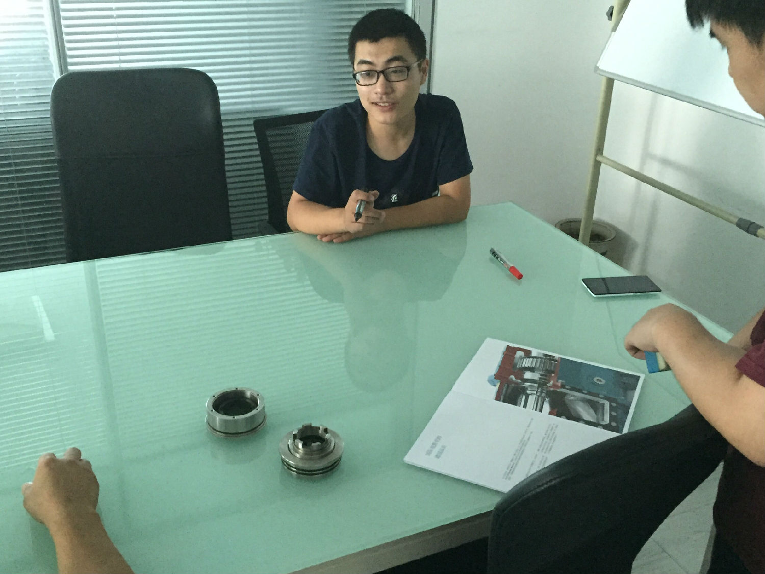 羅德轉(zhuǎn)子泵團隊進行技術(shù)討論 羅德轉(zhuǎn)子泵團隊進行技術(shù)討論