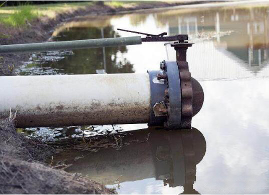 含油廢水的分離，含油廢水抽吸采用羅德耐腐蝕凸輪轉(zhuǎn)子泵