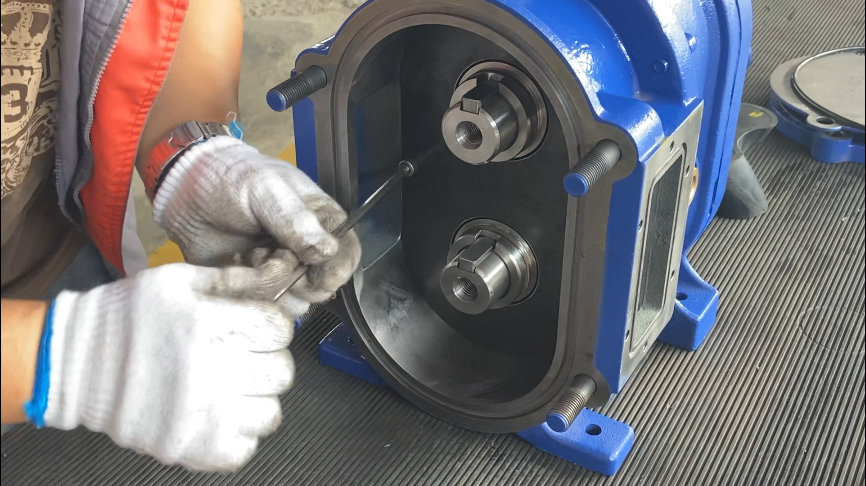 安裝內(nèi)襯板，固定螺絲