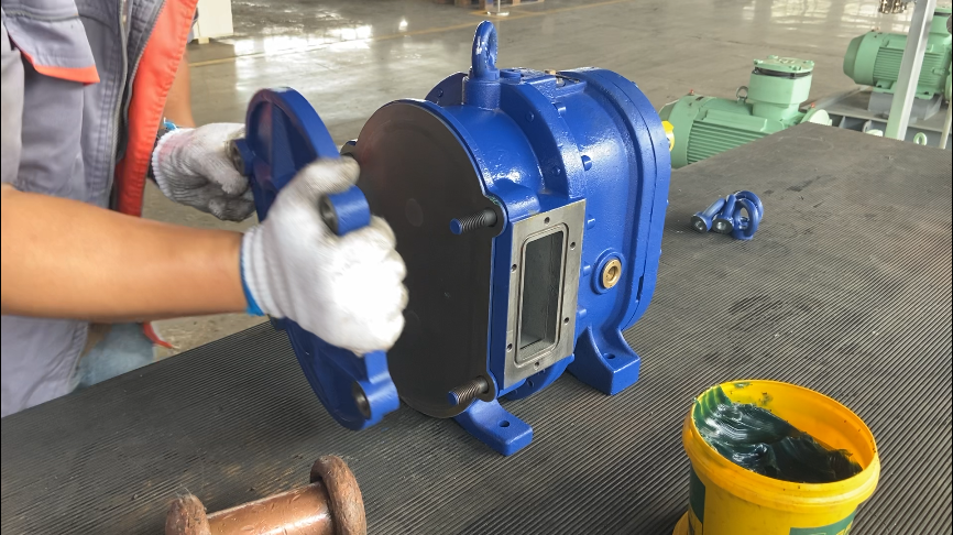 填入密封圈，裝外襯板，泵蓋，對(duì)角扭緊快裝螺絲